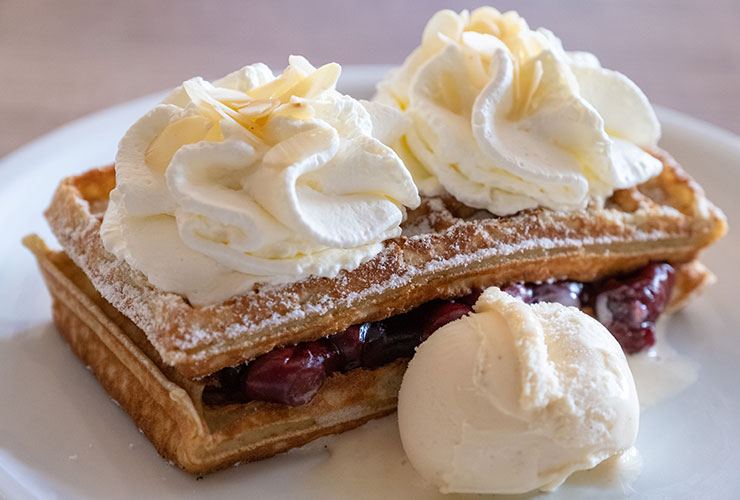 Bergische Waffeln mit Kirschen, Sahne und Vanilleeis